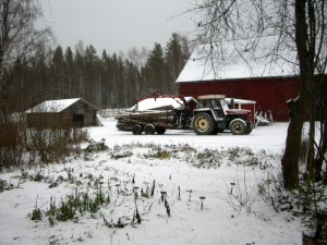 091106 snön faller på ved o traktor